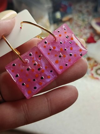 Pendientes cuadrados divertidos con corazones