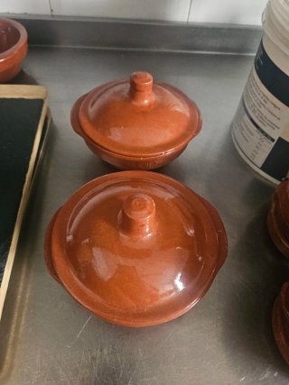 2 cuencos de barro con tapa