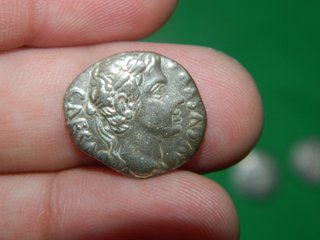 Precioso lote de cuatro denarios romanos de plata.