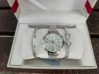 Reloj plateado con pulseras