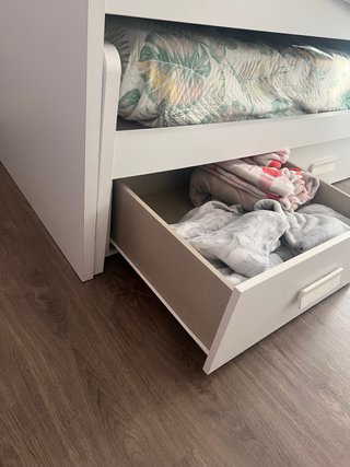 Cama compacta con cajones