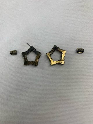 Pendientes estrella dorados y verdes