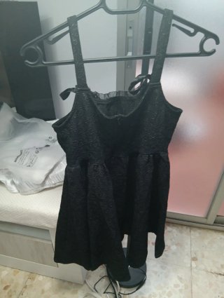 Vestido negro con tirantes