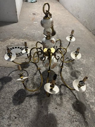 Lámpara de porcelana con detalles florales