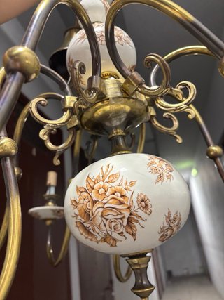 Lámpara de porcelana con detalles florales