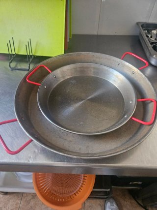 2 Paelleras Metálicas con Asas Rojas