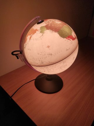 Globo terráqueo iluminado