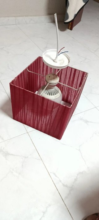 Lámpara de techo tela roja y blanca