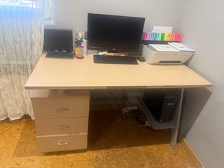 Mesa de ordenador con cajonera