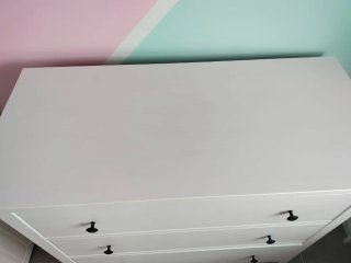 Cómoda blanca de madera