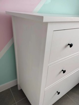 Cómoda blanca de madera