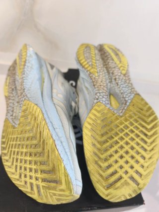 Zapatillas Saucony grises y blancas