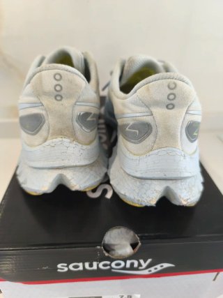 Zapatillas Saucony grises y blancas