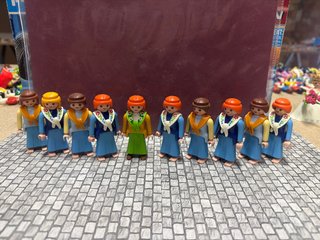 Playmobil figuras mujeres vestidas aldeanas.