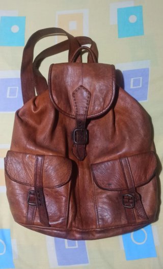 Mochila de cuero marrón con bolsillos