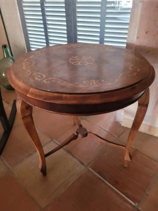 Cómoda antigua de madera con marquetería