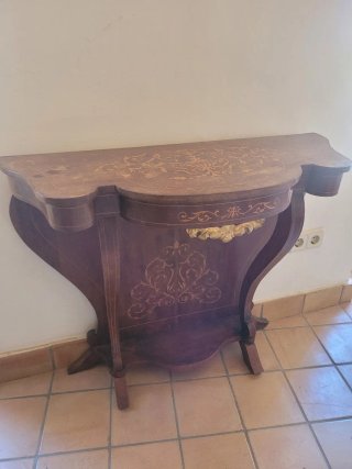 Cómoda antigua de madera con marquetería