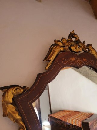 Cómoda antigua de madera con marquetería