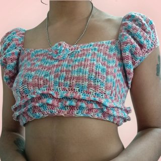 Top corto de crochet con flor