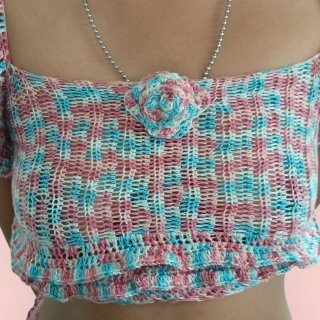 Top corto de crochet con flor