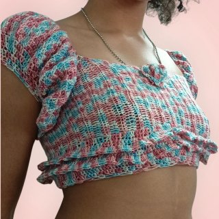 Top corto de crochet con flor