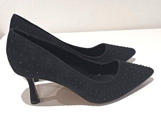 Zapatos de tacón negros con tachuelas