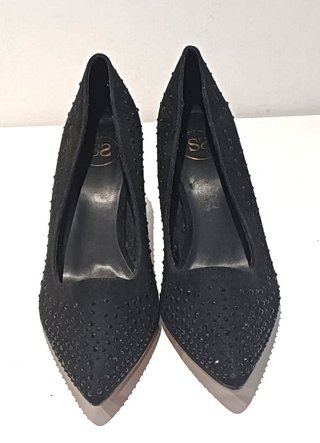 Zapatos de tacón negros con tachuelas