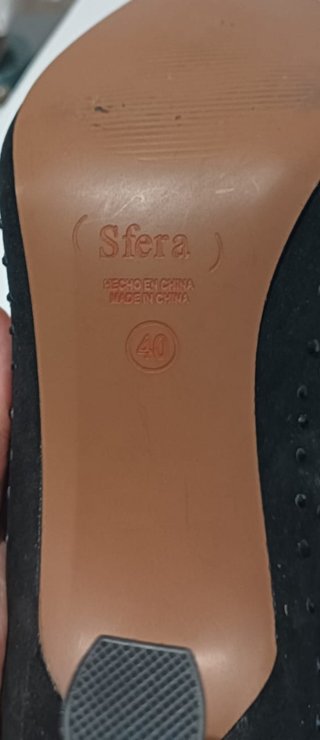Zapatos de tacón negros con tachuelas