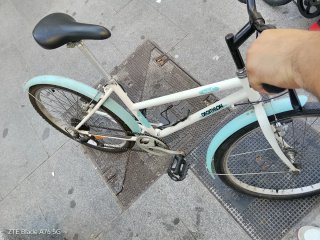Bicicleta Decathlon blanca y azul