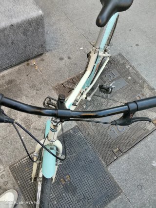 Bicicleta Decathlon blanca y azul