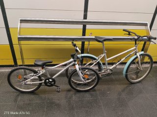 Bicicleta Decathlon blanca y azul
