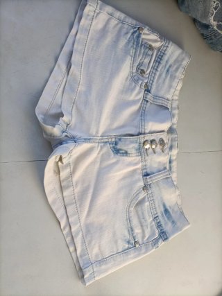 Pantalones cortos vaqueros desgastados