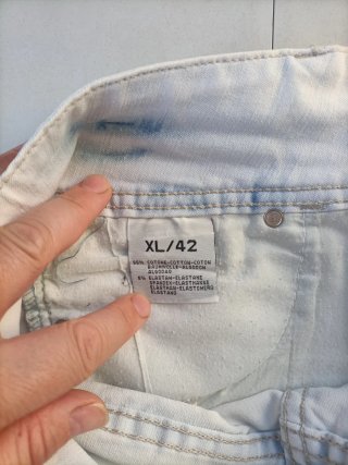 Pantalones cortos vaqueros desgastados