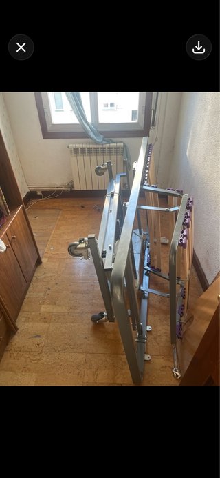 Cama geriátrica metálica con ruedas y mando a