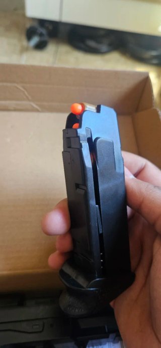 Pistola de juguete con accesorios