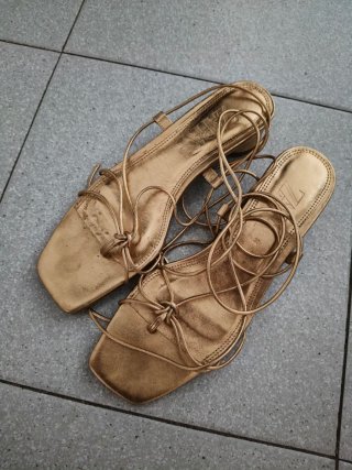 Sandalias doradas planas con cordones