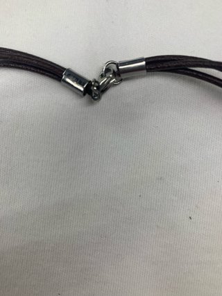 Collar de cuero con perlas