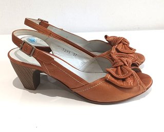 Zapatos tacón Montesinos marrones talla 37