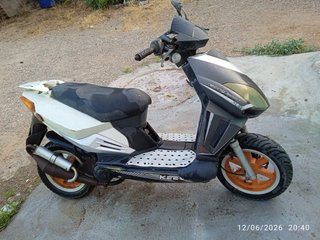 Moto Scooter Negra y Blanca