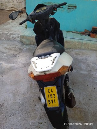 Moto Scooter Negra y Blanca