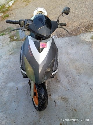 Moto Scooter Negra y Blanca