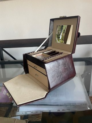 Joyero Vintage de piel con Asa y Cierre Metálico