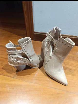 Botas tacón tachuelas beige