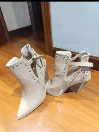 Botas tacón tachuelas beige