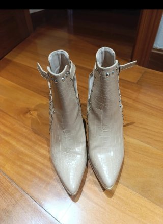 Botas tacón tachuelas beige