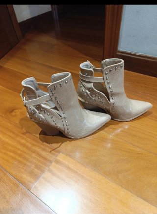 Botas tacón tachuelas beige