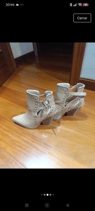 Botas tacón tachuelas beige