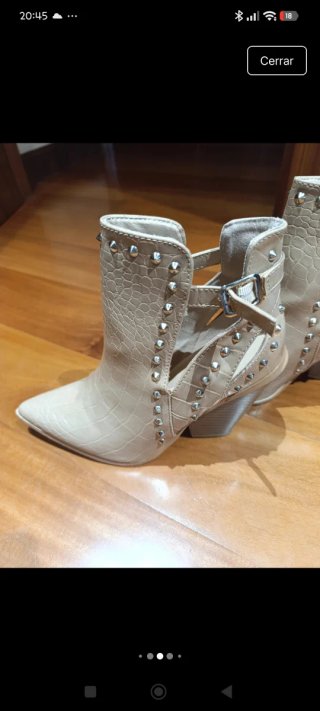 Botas tacón tachuelas beige