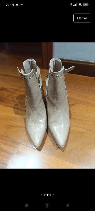 Botas tacón tachuelas beige