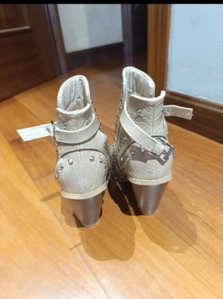 Botas tacón tachuelas beige